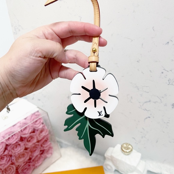 Authentic Louis Vuitton New SS21 By The Pool Leather Flower Bag Charm - Picture 8 of 13